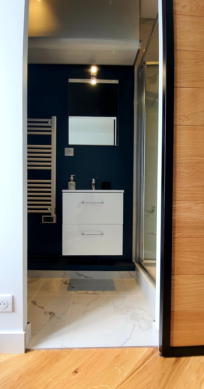 Salle de bain moderne dans le 95
