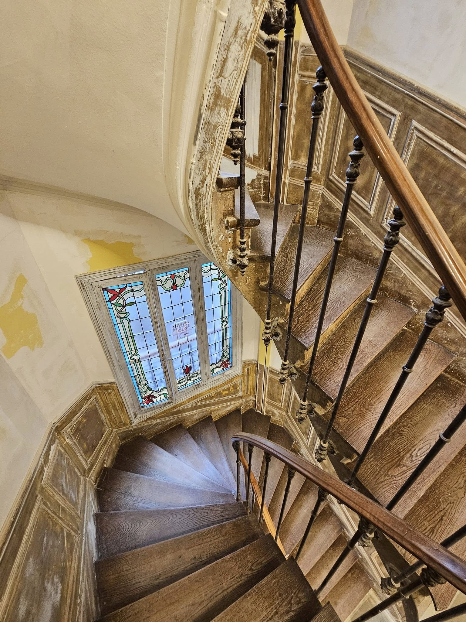 Cage d'escalier parisienne à rénover