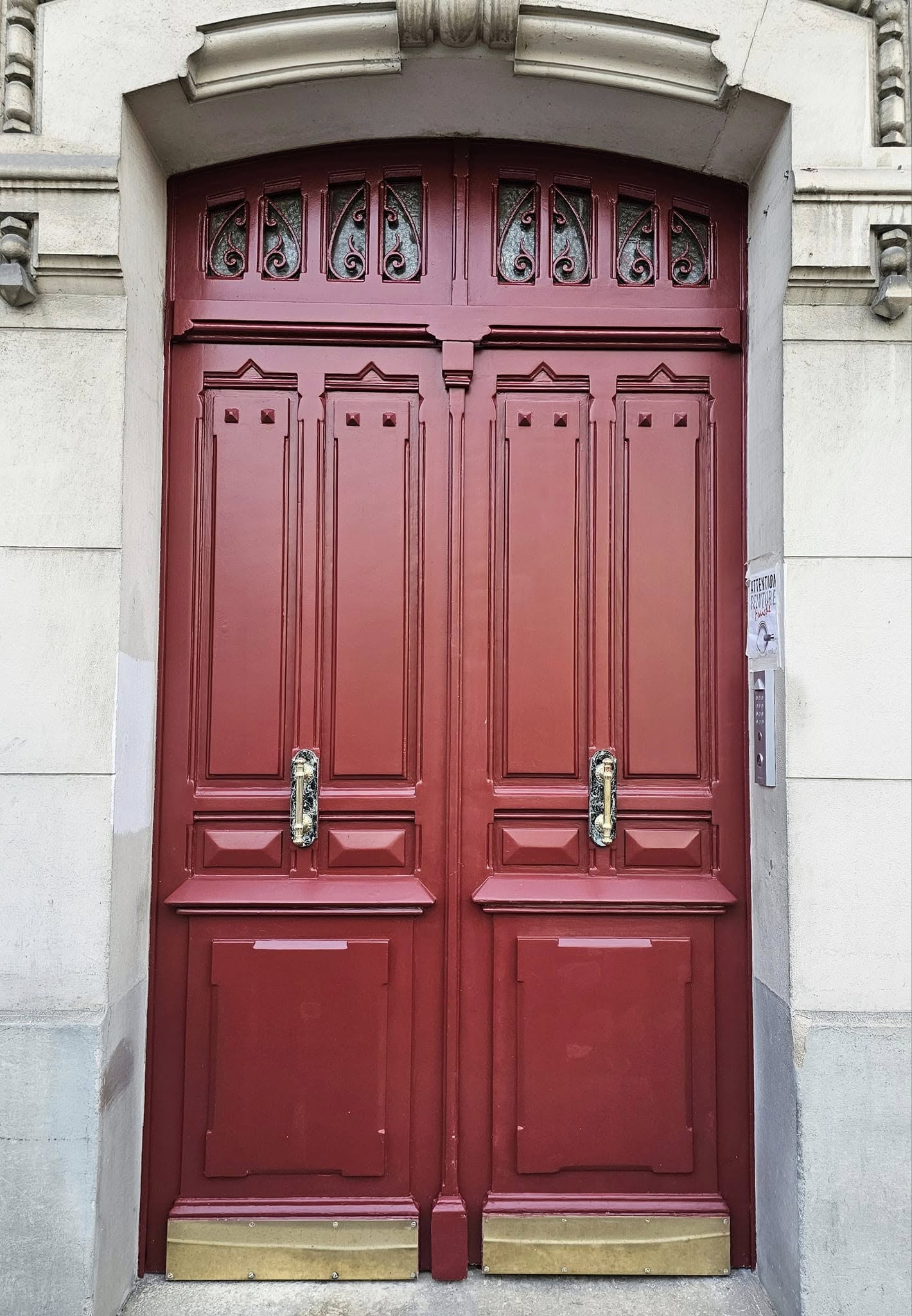 Rénovation de porte d'entrée d'immeuble parisien