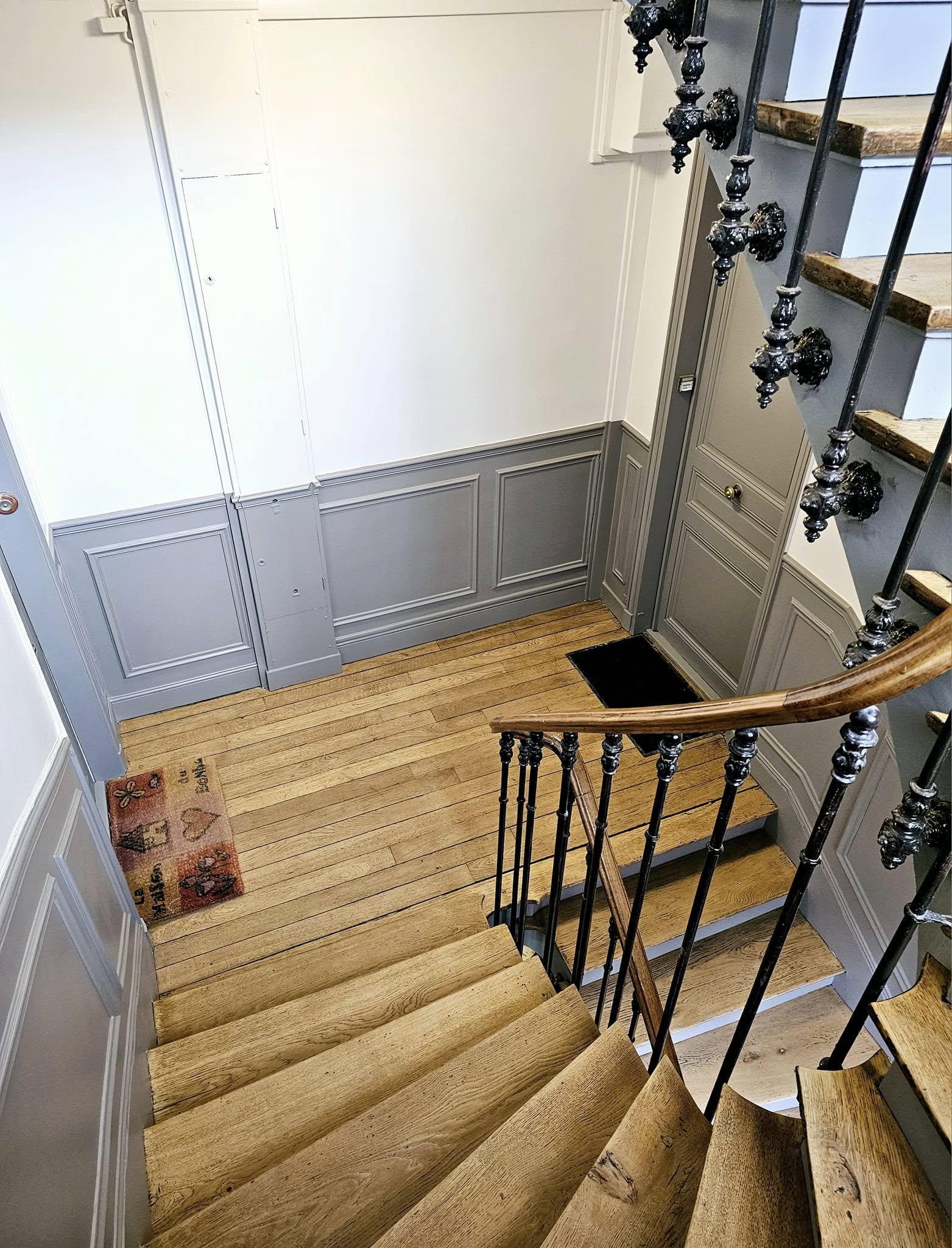 Cage d'escalier repeinte en gris et blanc dans le 95