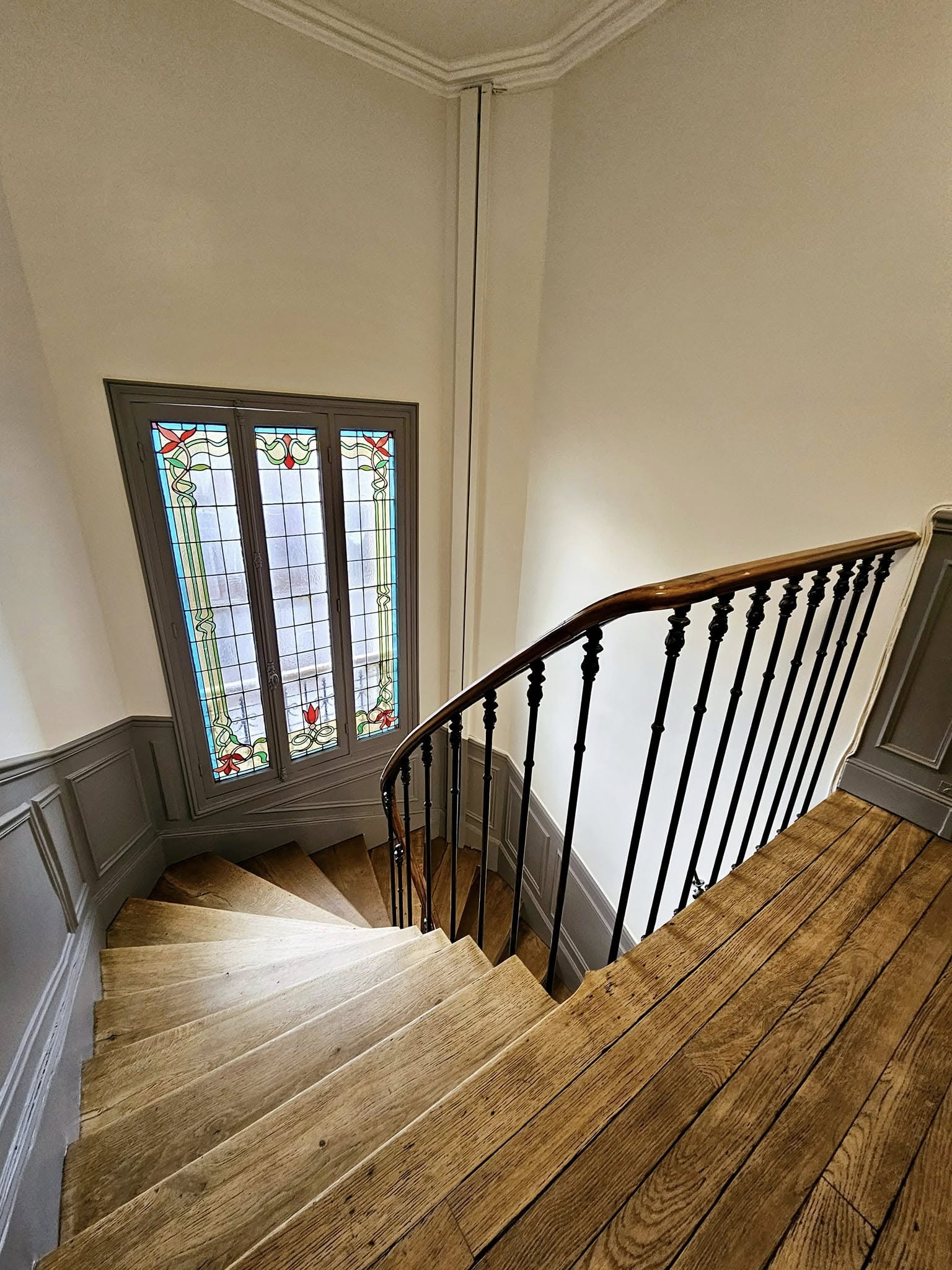 Cage d'escalier repeinte et parquet neuf