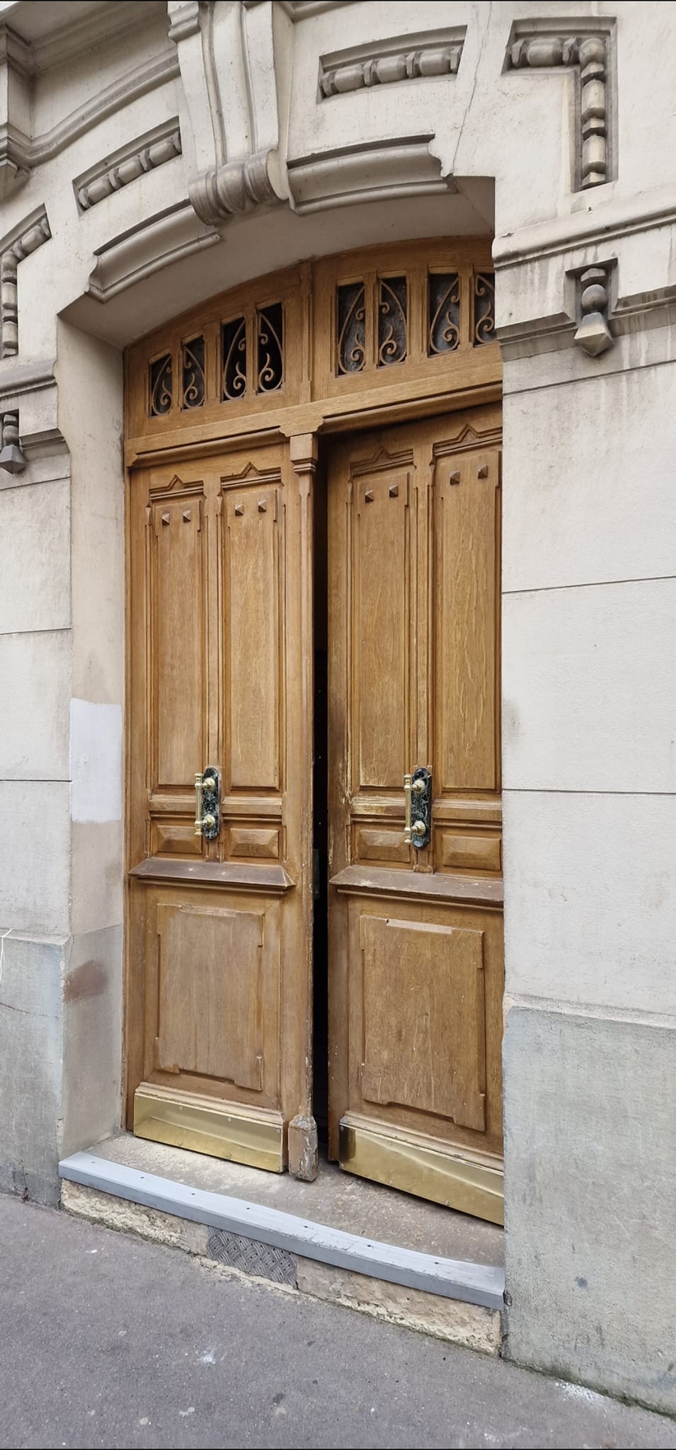 Porte en bois d'immeuble parisien