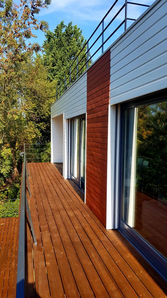 Ravalement de façade d'une maison d'architecte avec bois dans le Val d'Oise