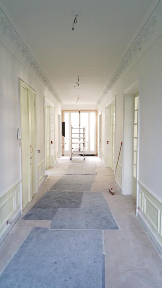 Couloir d'appartement parisien avec moulure en rénovation