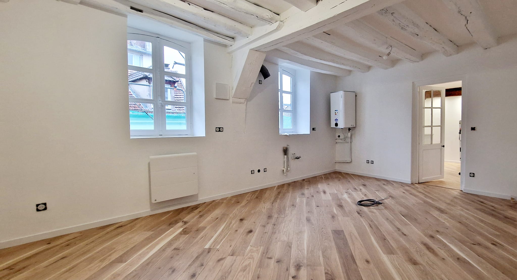 Salle de vie refaite : parquet et peinture