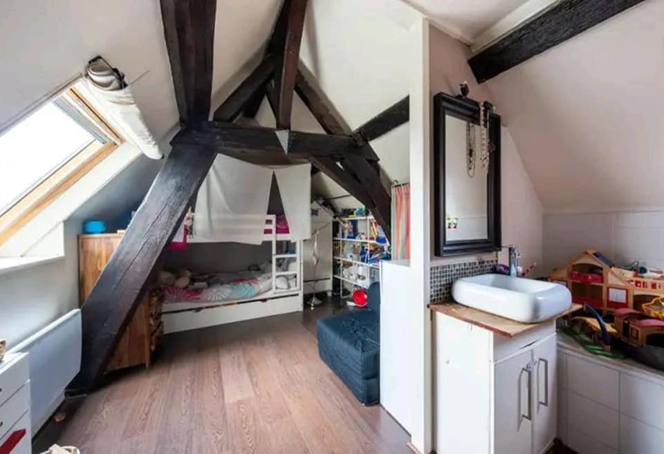 Chambre et salle de bain à rénover sous les combles