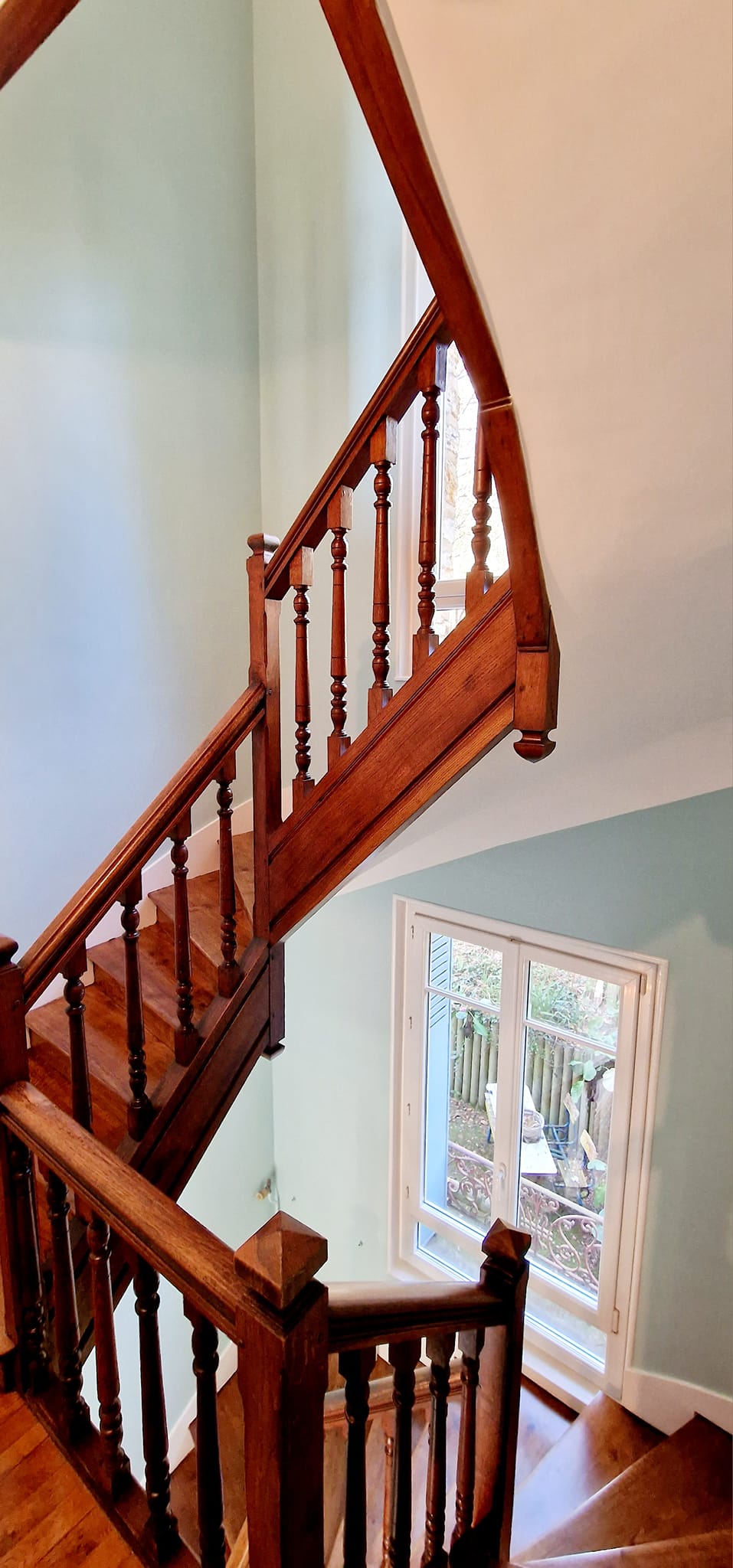 Cage d'escalier rénovée à neuf dans le 95