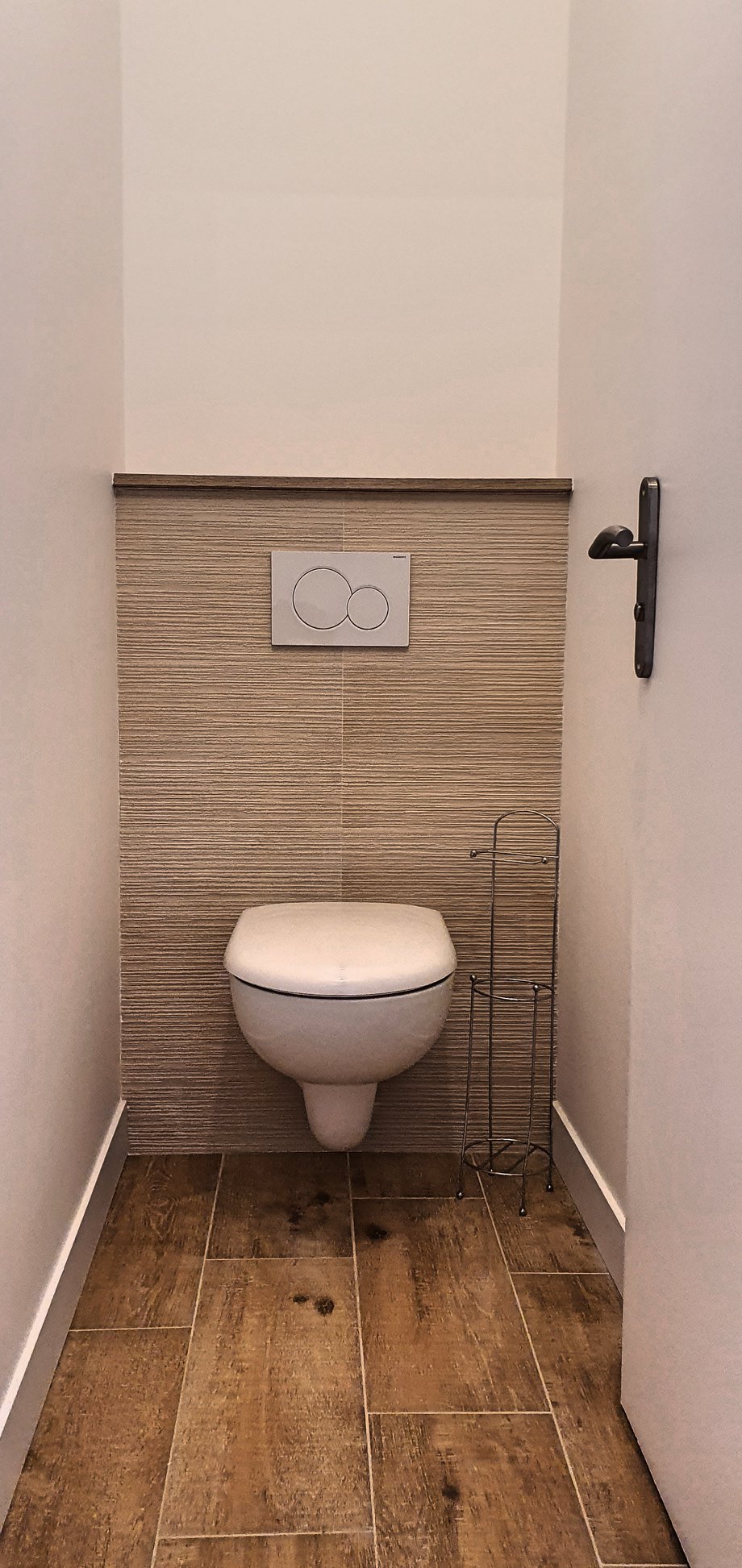 Toilette rénovées avec parque, peinture et carrelage mural dans le 95