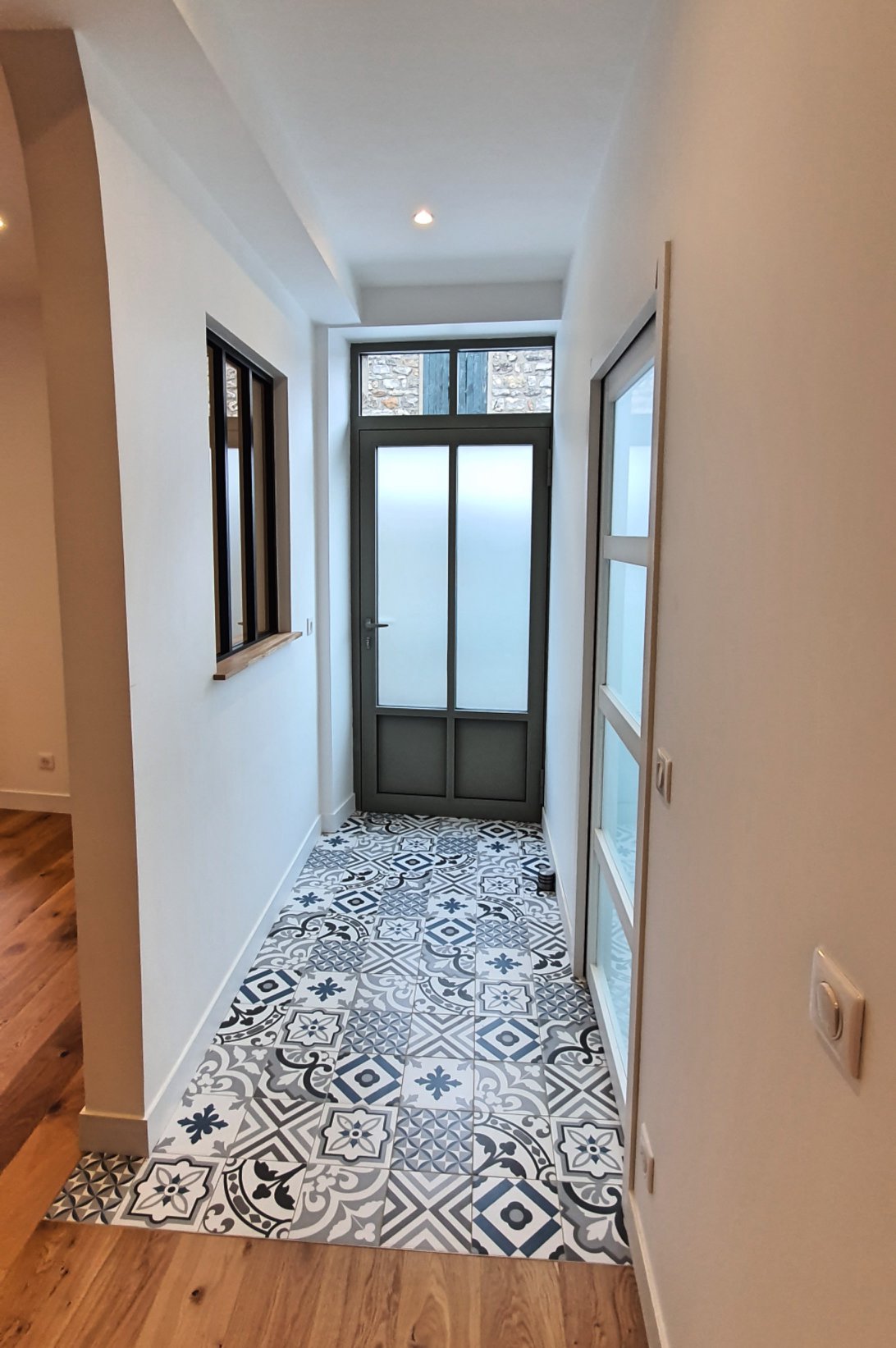 Entrée avec beau carrelage noir et blanc